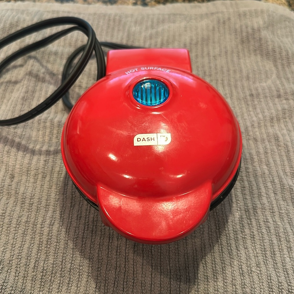 Dash mini waffle maker. Red. This is in used but excellentent condition.
